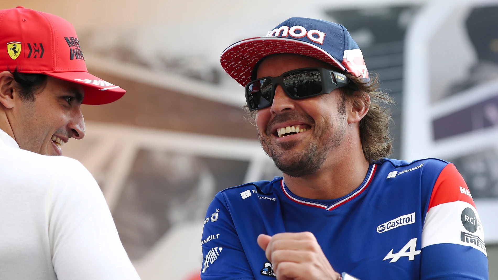 Alonso elogia a Ferrari: &quot;Parece el coche más rápido, es una buena noticia para Sainz y para España&quot;