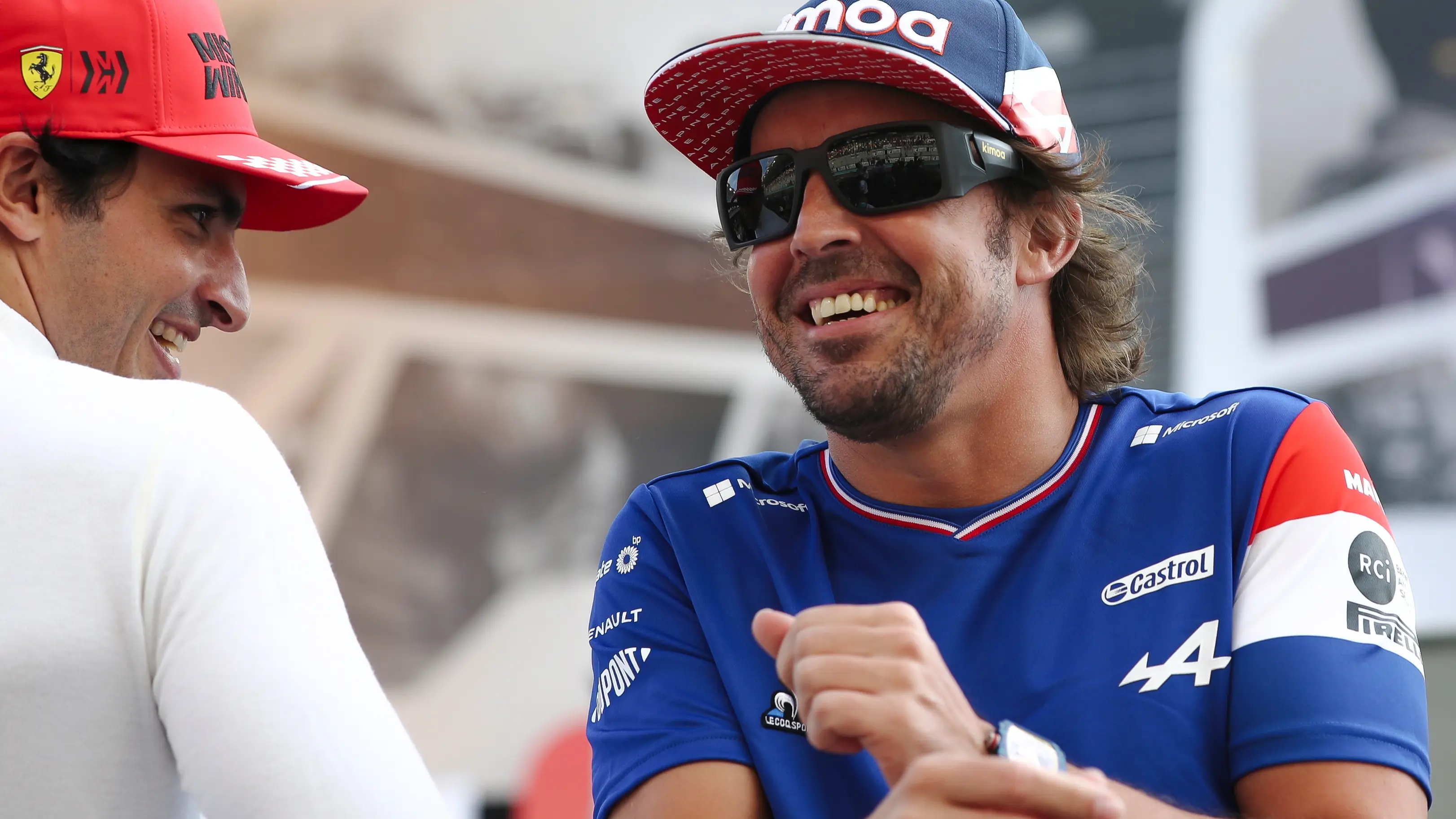 Alonso elogia a Ferrari: "Parece el coche m&aacute;s r&aacute;pido, es una buena noticia para Sainz y para Espa&ntilde;a"