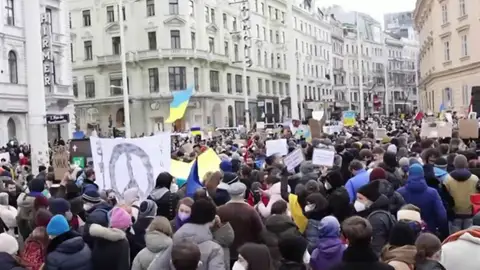 Las calles de España y otros países gritan 'No a la guerra' por la invasión rusa a Ucrania Las calles de España y otros países gritan 'No a la guerra' por la invasión rusa a Ucrania