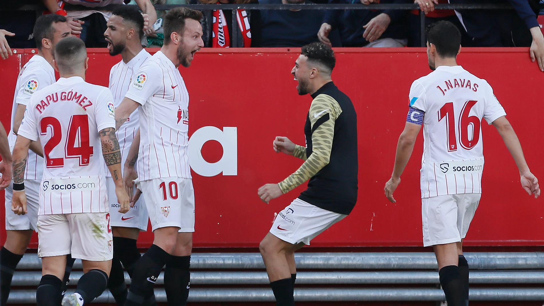 El Sevilla se come al Betis en el Pizjuán y sigue la estela del Madrid en Liga