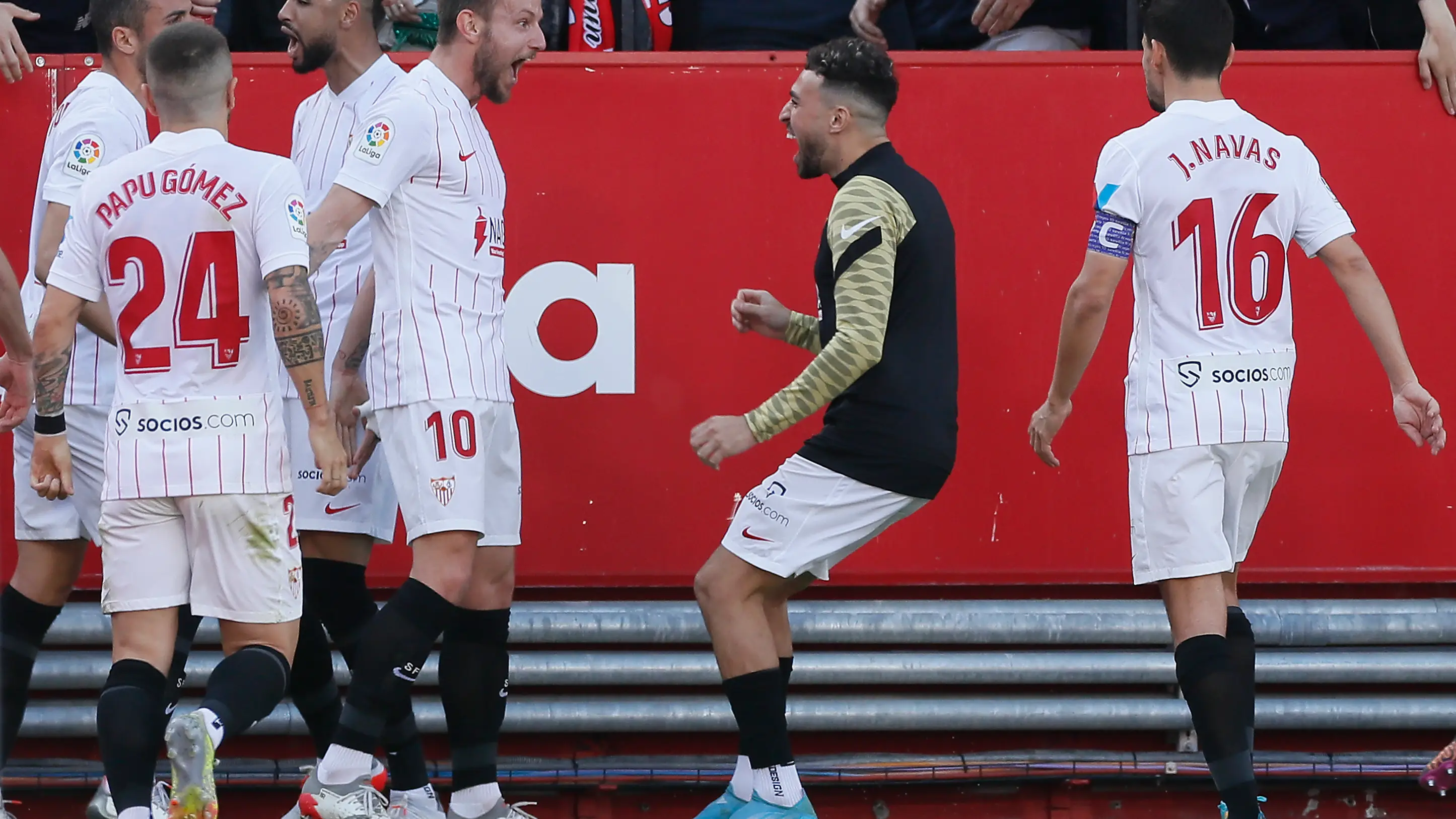 El Sevilla se come al Betis en el Pizju&aacute;n y sigue la estela del Madrid en Liga