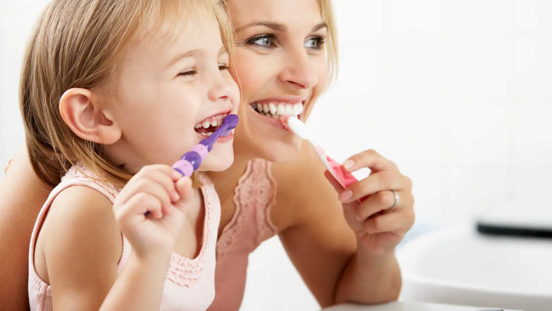 Madre e hija cepillándose los dientes