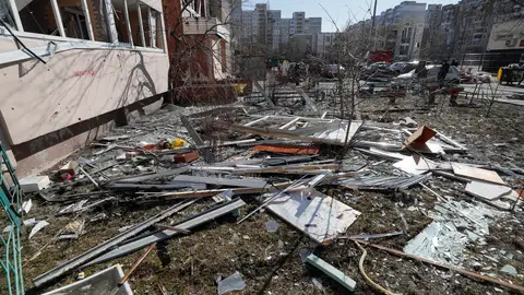 Foto de archivo de bombardeos en Ucrania Foto de archivo de bombardeos en Ucrania