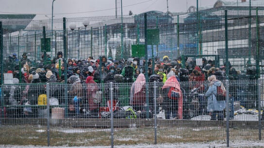 Varias personas procedentes de Ucrania huyendo de la guerra, en la frontera con Polonia