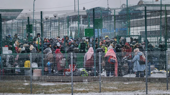 Varias personas procedentes de Ucrania huyendo de la guerra, en la frontera con Polonia Varias personas procedentes de Ucrania huyendo de la guerra, en la frontera con Polonia