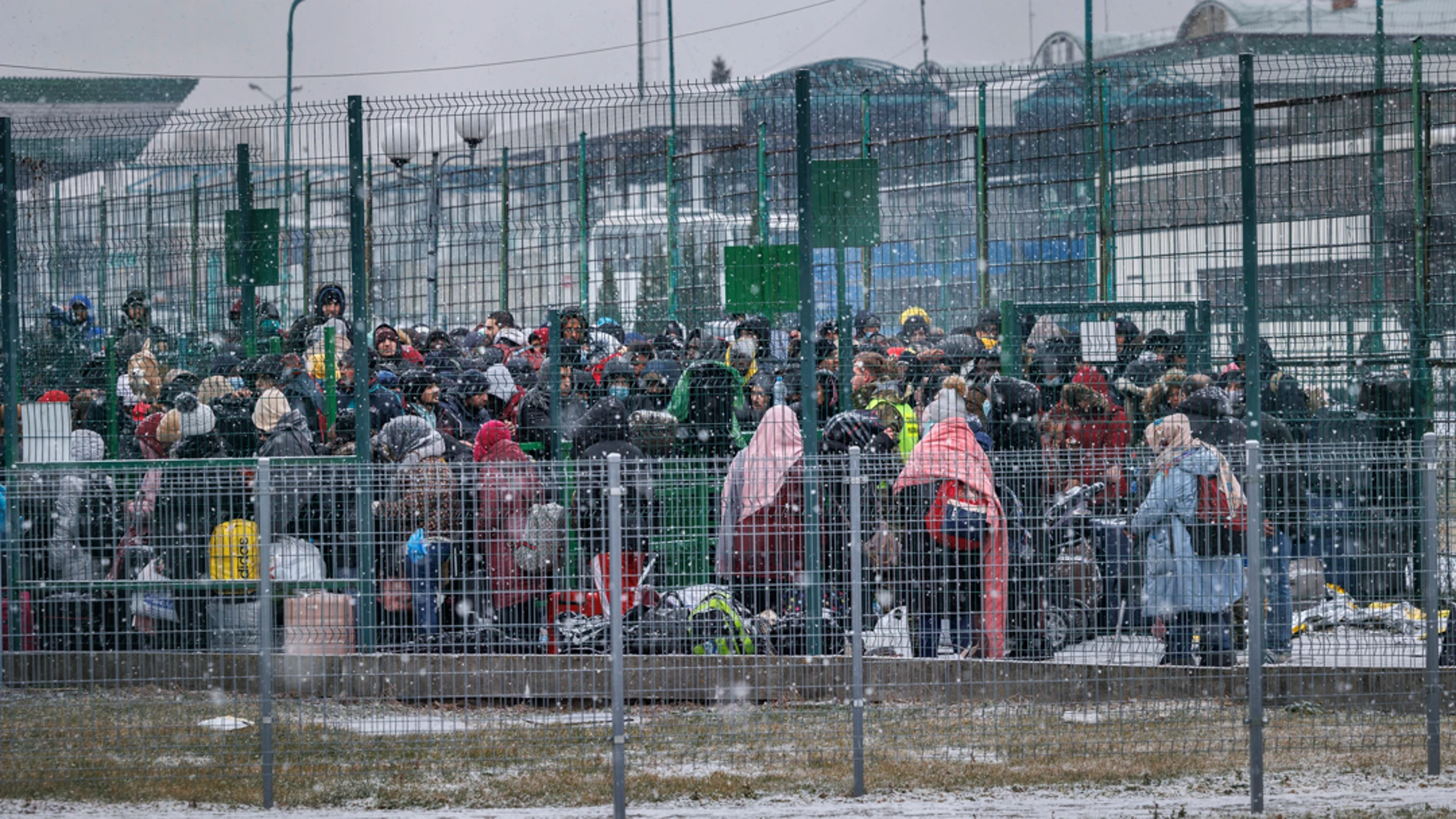 Varias personas procedentes de Ucrania huyendo de la guerra, permanecen retenidas en la frontera con Polonia
