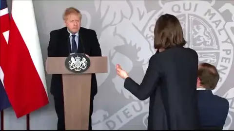 Una periodista ucraniana rompe a llorar ante Boris Johnson: "No sabemos a dónde huir" Una periodista ucraniana rompe a llorar ante Boris Johnson: "No sabemos a dónde huir"
