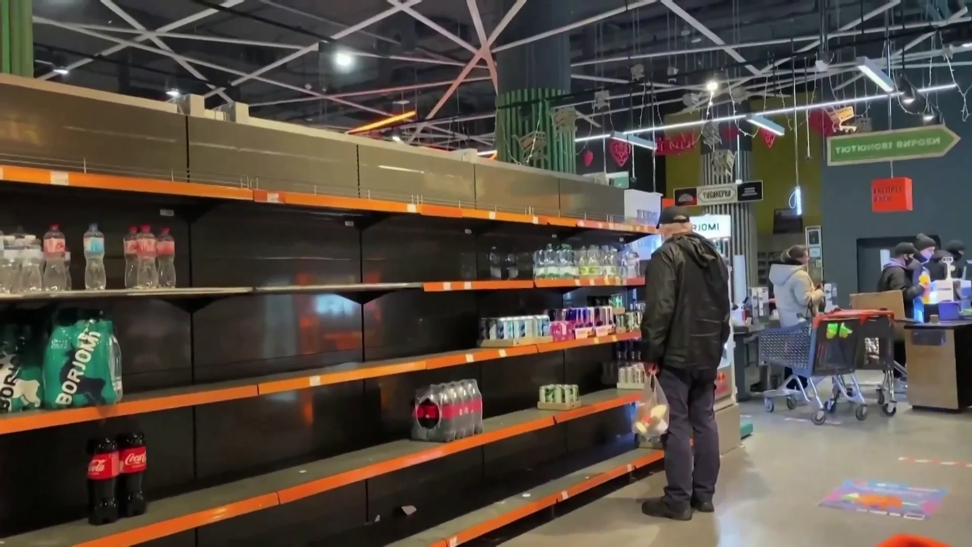 Desabastecimiento en un supermercado ucraniano Desabastecimiento en un supermercado ucraniano