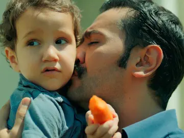 Yilmaz y Adnan se encuentran por primera vez como padre e hijo Yilmaz y Adnan se encuentran por primera vez como padre e hijo