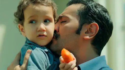 Yilmaz y Adnan se encuentran por primera vez como padre e hijo Yilmaz y Adnan se encuentran por primera vez como padre e hijo