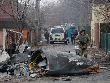 Soldado junto a los escombros de un avión militar en Kiev