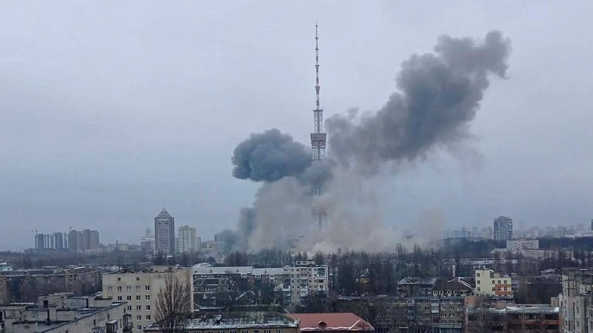 Rusia ataca la torre de televisión de Kiev 