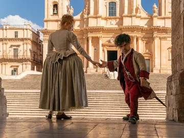 Peter Dinklage y Haley Bennett en 'Cyrano' Peter Dinklage y Haley Bennett en 'Cyrano'