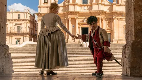 Peter Dinklage y Haley Bennett en 'Cyrano' Peter Dinklage y Haley Bennett en 'Cyrano'
