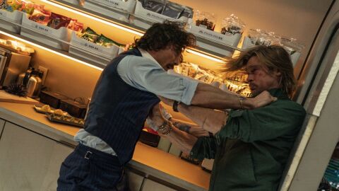 Aaron Taylor-Johnson y Brad Pitt en 'Bullet train'