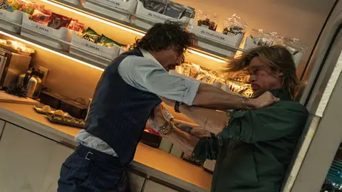 Aaron Taylor-Johnson y Brad Pitt en 'Bullet train' Aaron Taylor-Johnson y Brad Pitt en 'Bullet train'