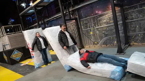 ¡Lo nunca visto! Marron hace realidad el efecto dominó humano con 200 colchones por las instalaciones de ‘El Hormiguero 3.0’ Marron bate récord