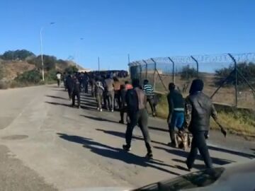 2.500 inmigrantes intentan entrar en Melilla en un salto a la valla masivo