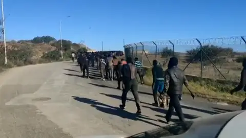 2.500 inmigrantes intentan entrar en Melilla en un salto a la valla masivo 2.500 inmigrantes intentan entrar en Melilla en un salto a la valla masivo