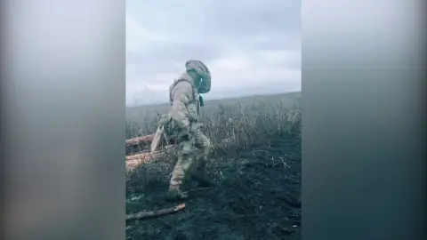Los vídeos virales de un soldado ucraniano en TikTok para tranquilizar a su hija y recordarle que sigue vivo Los vídeos virales de un soldado ucraniano en TikTok para tranquilizar a su hija y recordarle que sigue vivo
