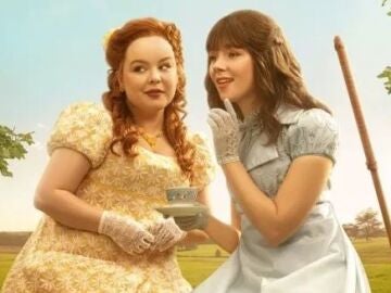 Nicola Coughlan y Claudia Jessie como Penelope y Eloise en 'Los Bridgerton'