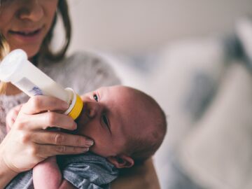 Científicos de Granada revelan que más del 80% de la leche materna tiene arsénico y mercurio, según un estudio