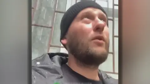 Un hombre graba el momento en el que un misil cae a poca distancia de él Un hombre graba el momento en el que un misil cae a poca distancia de él