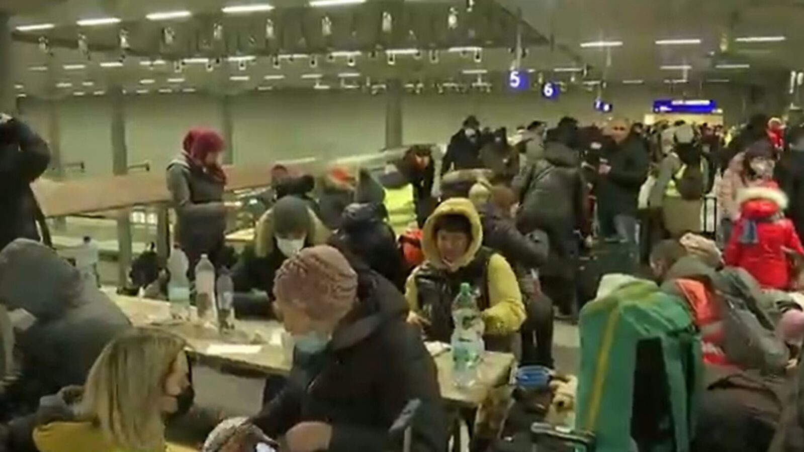 Antiguos refugiados de Siria y Afganistán reciben ahora en Berlín a los que huyen de la guerra en Ucrania