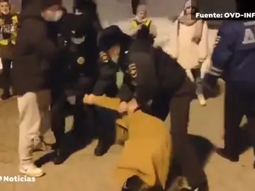 Detenida la manifestante rusa que se ha convertido en un icono de las protestas en Rusia