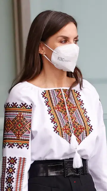 La reina Letizia con la camiseta tradicional de Ucrania La reina Letizia con la camiseta tradicional de Ucrania