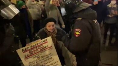 Así detiene la policía rusa a Yelena Osipova, una mujer de 77 años, que protesta por la guerra 