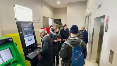 La economía rusa se asfixia: el rublo se desploma y grandes multinacionales dan la espalda a Putin La economía rusa se asfixia: el rublo se desploma y grandes multinacionales dan la espalda a Putin