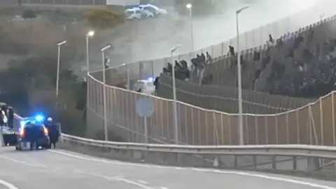 Segundo asalto masivo de 1.200 inmigrantes a la valla de Melilla en menos 24 horas Segundo asalto masivo de 1.200 inmigrantes a la valla de Melilla en menos 24 horas