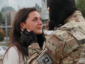 El vídeo viral de una despedida emotiva entre soldados ucranianos y sus parejas