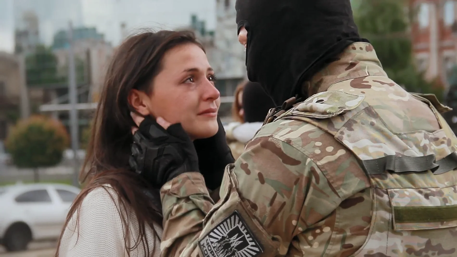 El vídeo viral de una despedida emotiva entre soldados ucranianos y sus parejas