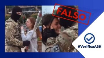"Soldados despidiéndose de sus esposas para ir a defender Ucrania"