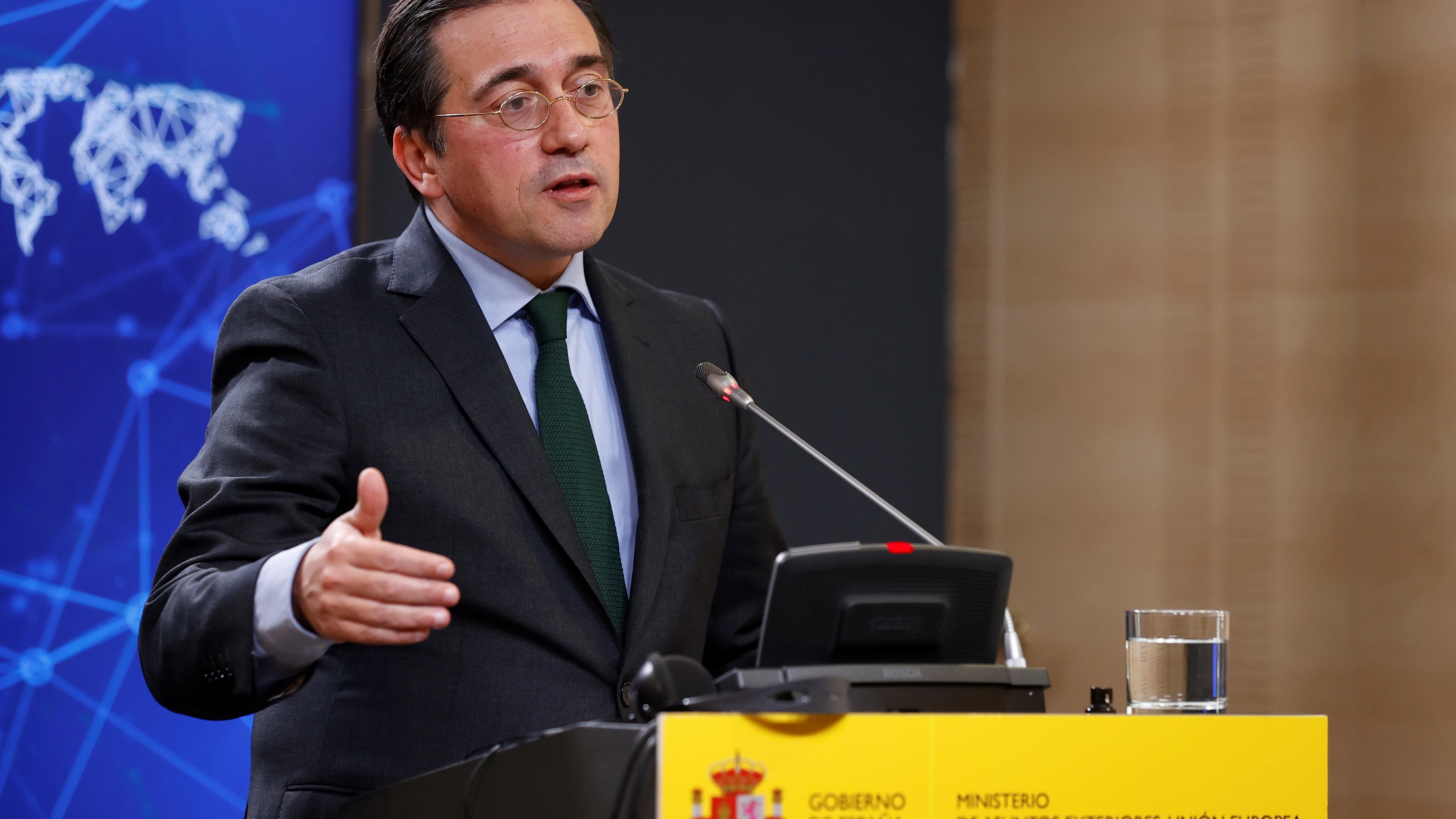 Albares asegura que no se puede permitir que los europeos vivan "angustiados" tras el ataque a la planta nuclear de Ucrania