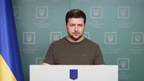 Zelenski tilda de "acto de terror sin precedentes" el ataque a la mayor central nuclear de Europa. Zelenski tilda de "acto de terror sin precedentes" el ataque a la mayor central nuclear de Europa.