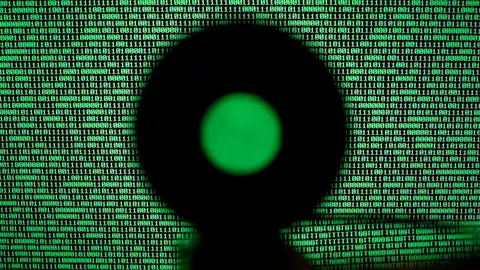 Imagen de archivo de una pantalla de ordenador con un código binario Imagen de archivo de una pantalla de ordenador con un código binario