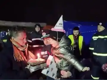 Refugiados ucranianos celebran un cumpleaños sorpresa a una niña de seis años en Rumanía Refugiados ucranianos celebran un cumpleaños sorpresa a una niña de seis años en Rumanía