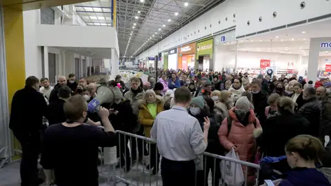 Colas en IKEA Moscú ante el cierre de las tiendas en Rusia Colas en IKEA Moscú ante el cierre de las tiendas en Rusia