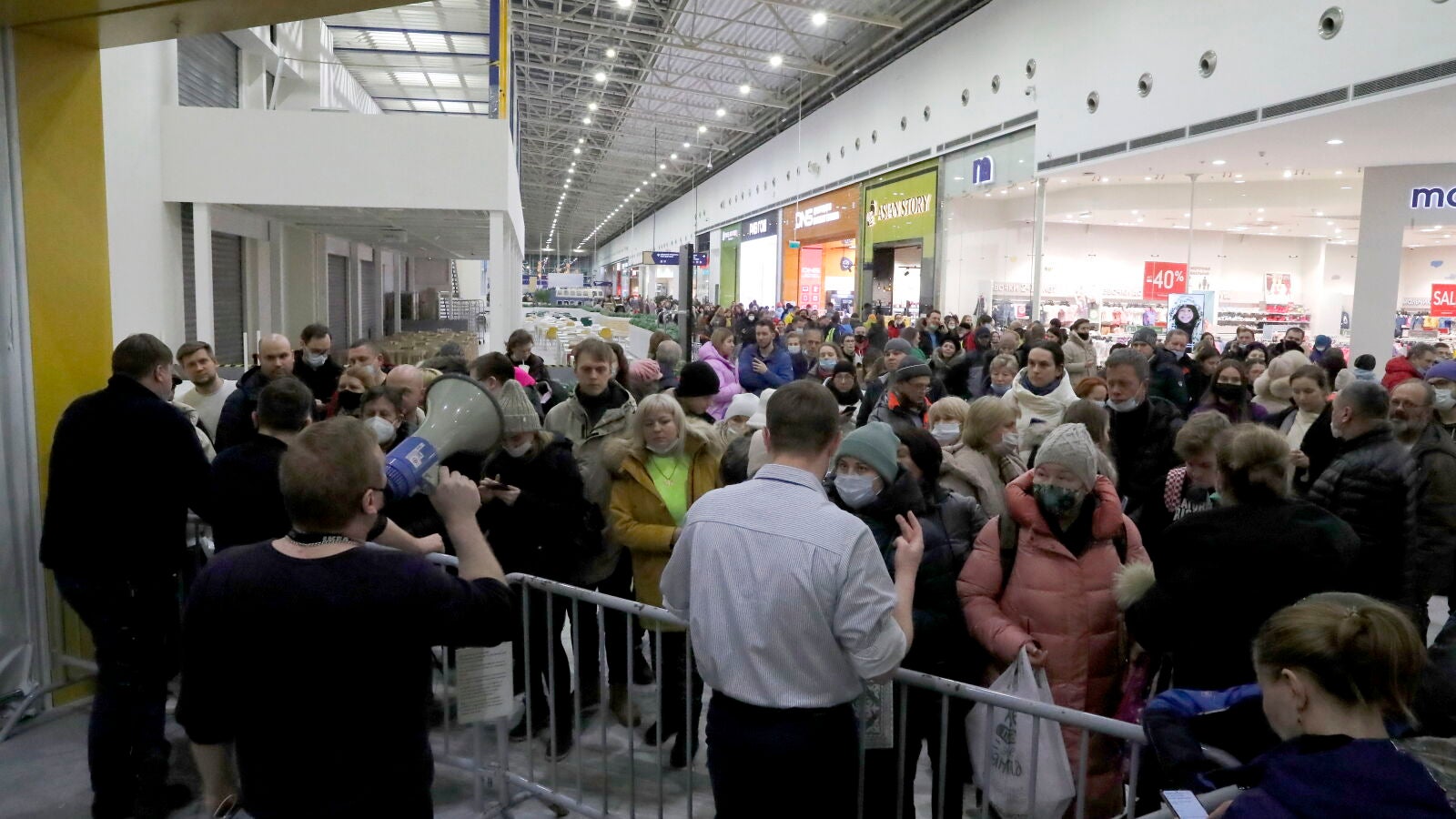 Largas colas en la tienda IKEA de Moscú ante el anuncio de cierre de la empresa por la invasión a Ucrania