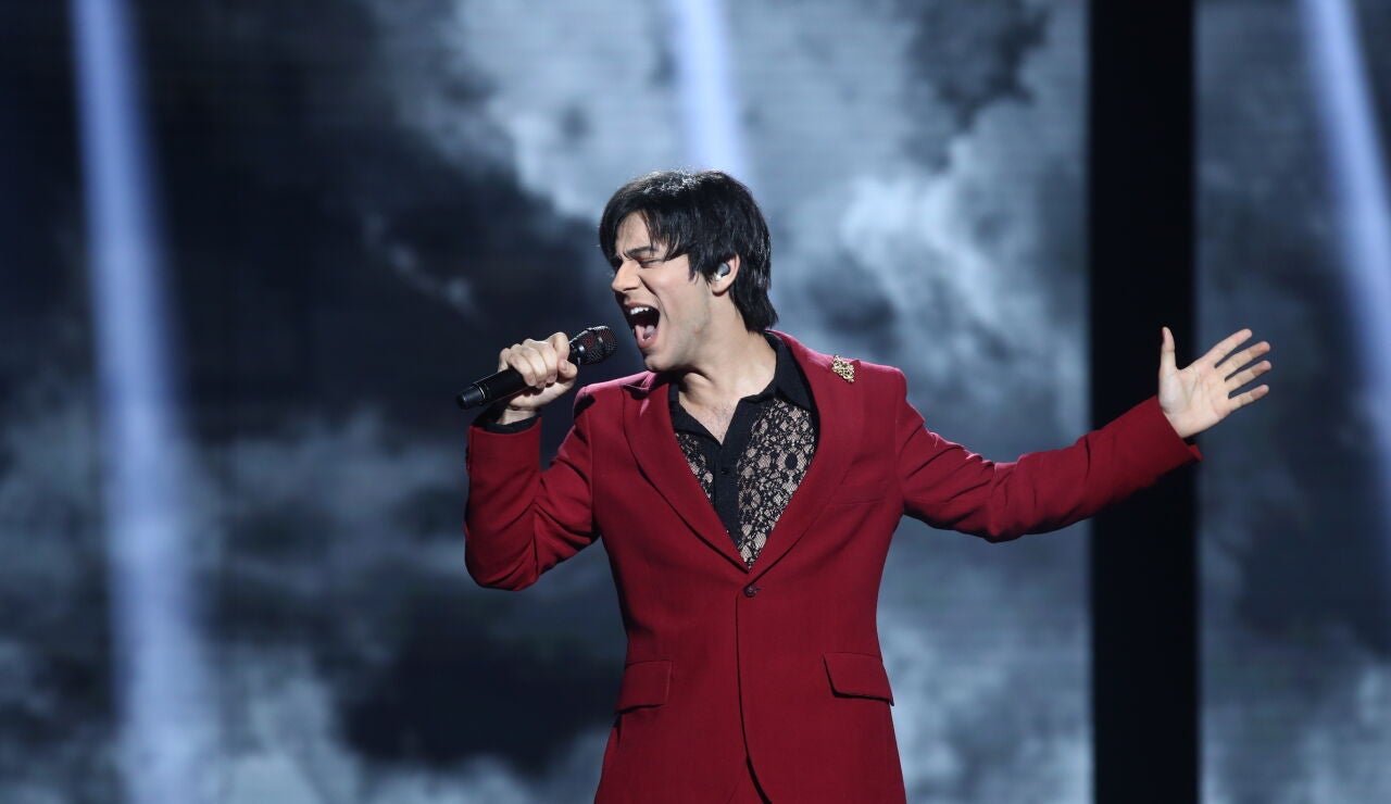 Agoney busca salvarse con ‘S.O.S. d’un terrien détresse’ como Dimash