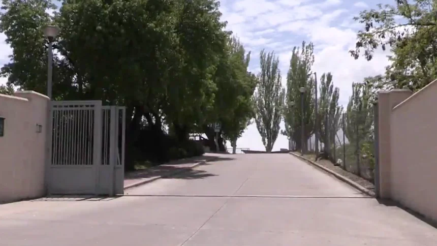 Entrada del centro de internamiento Entrada del centro de internamiento
