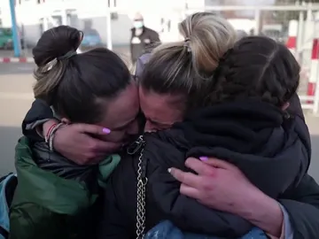 Las imágenes del emotivo abrazo de tres hermanas que han logrado huir de la guerra en Ucrania Las imágenes del emotivo abrazo de tres hermanas que han logrado huir de la guerra en Ucrania