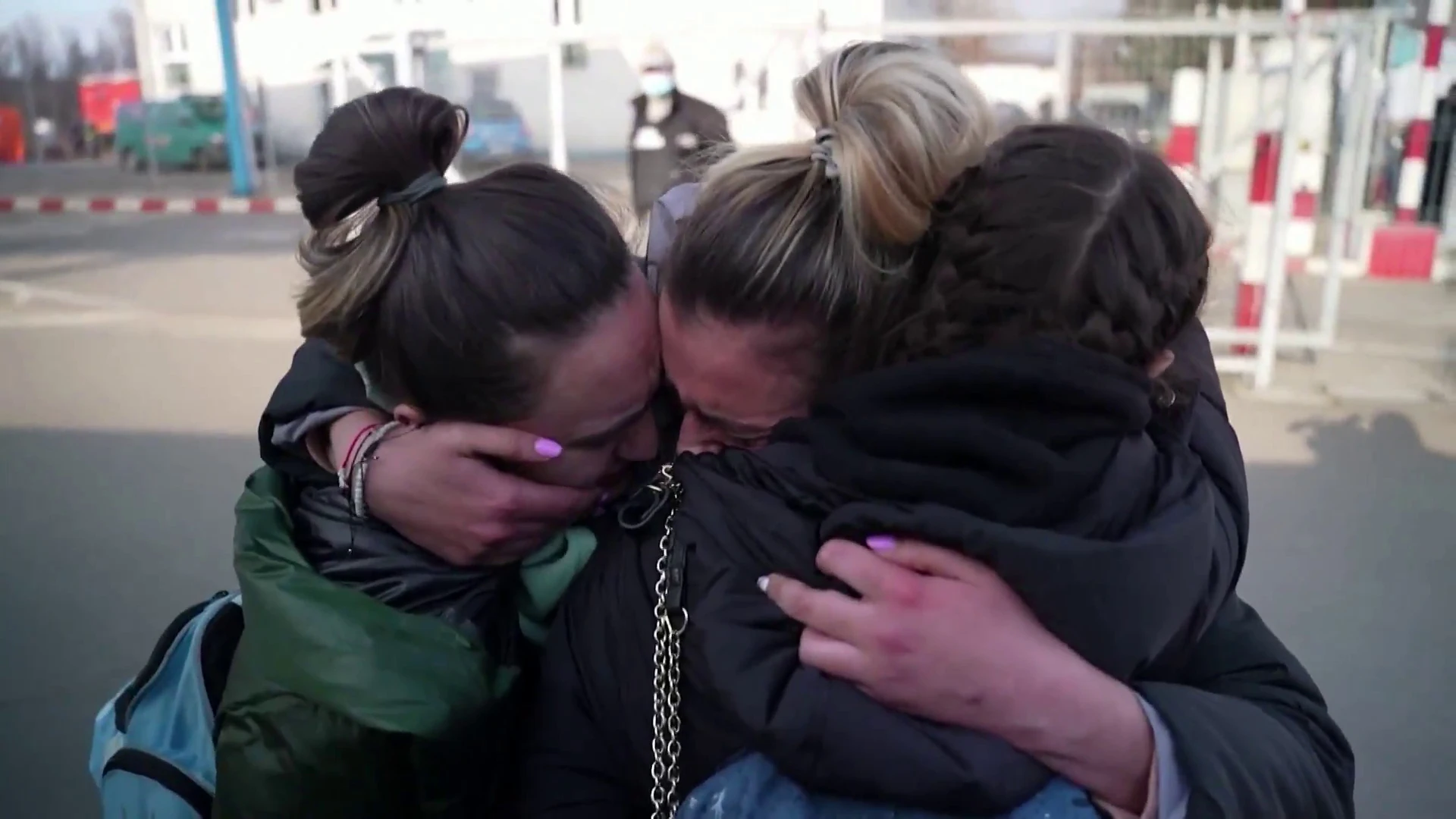 Las im&aacute;genes del emotivo abrazo de tres hermanas que han logrado huir de la guerra en Ucrania 