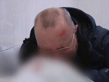 El estremecedor vídeo del llanto de un padre sobre el cuerpo de su hijo