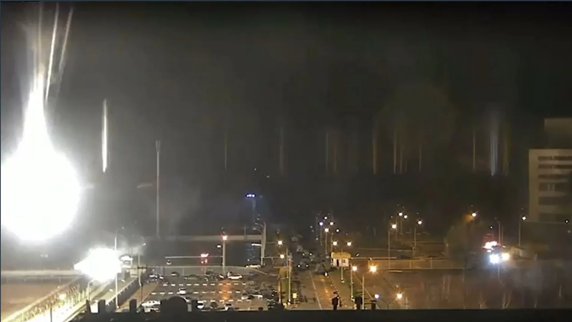 Momento del bombardeo a la central nuclear de Zaporiyia