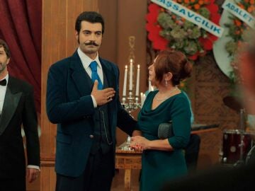 Demir humilla a su madre en la boda de Jülide y Sabahattin 
