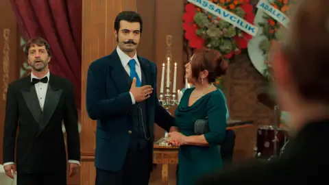 Demir humilla a su madre en la boda de Jülide y Sabahattin Demir humilla a su madre en la boda de Jülide y Sabahattin